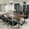 Bàn họp giá rẻ chân sắt mặt gỗ nâu sọc giữa mã KZ.2412