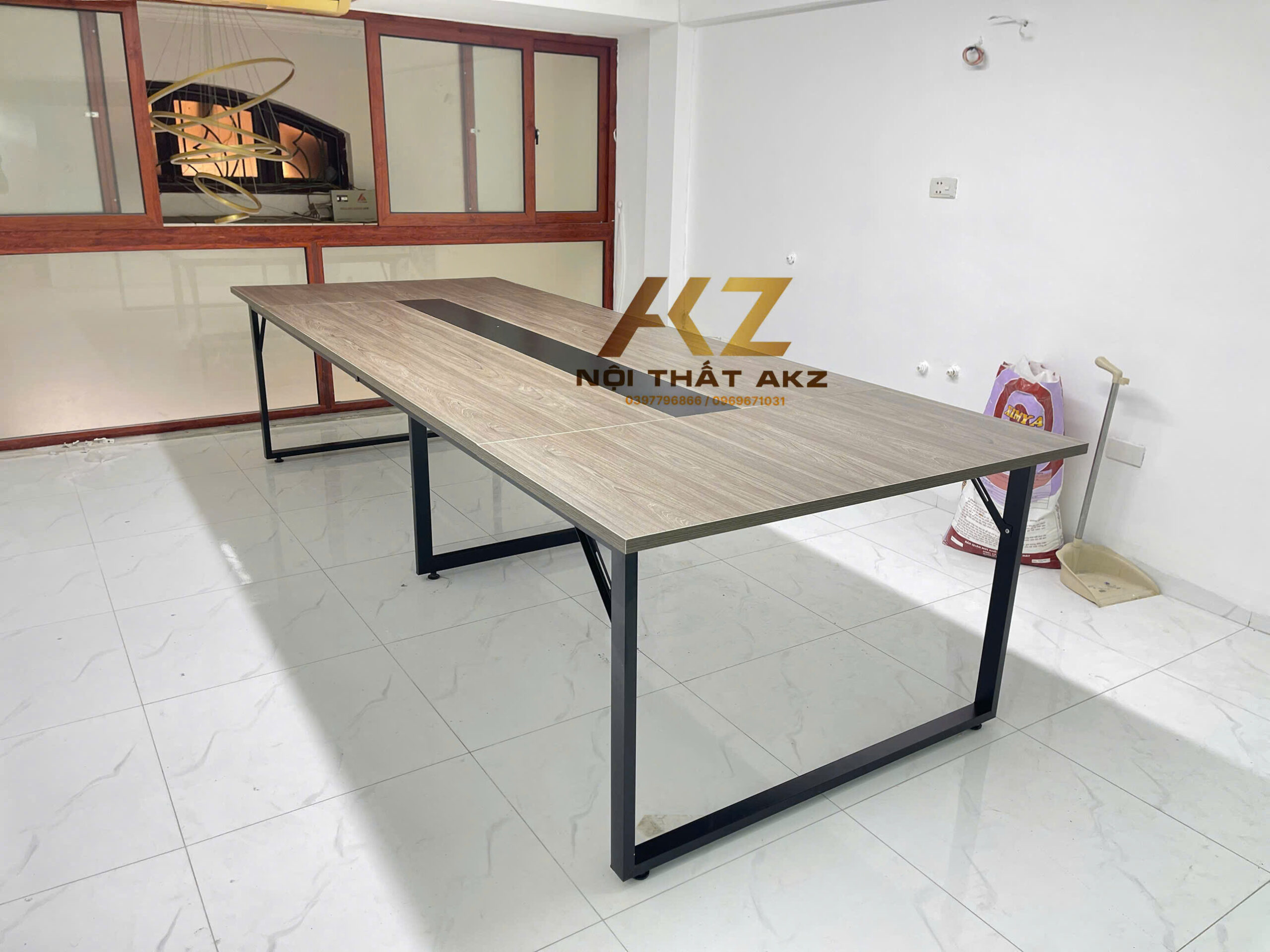 Bàn họp lớn chân sắt mặt gỗ mã BHKZ3212-