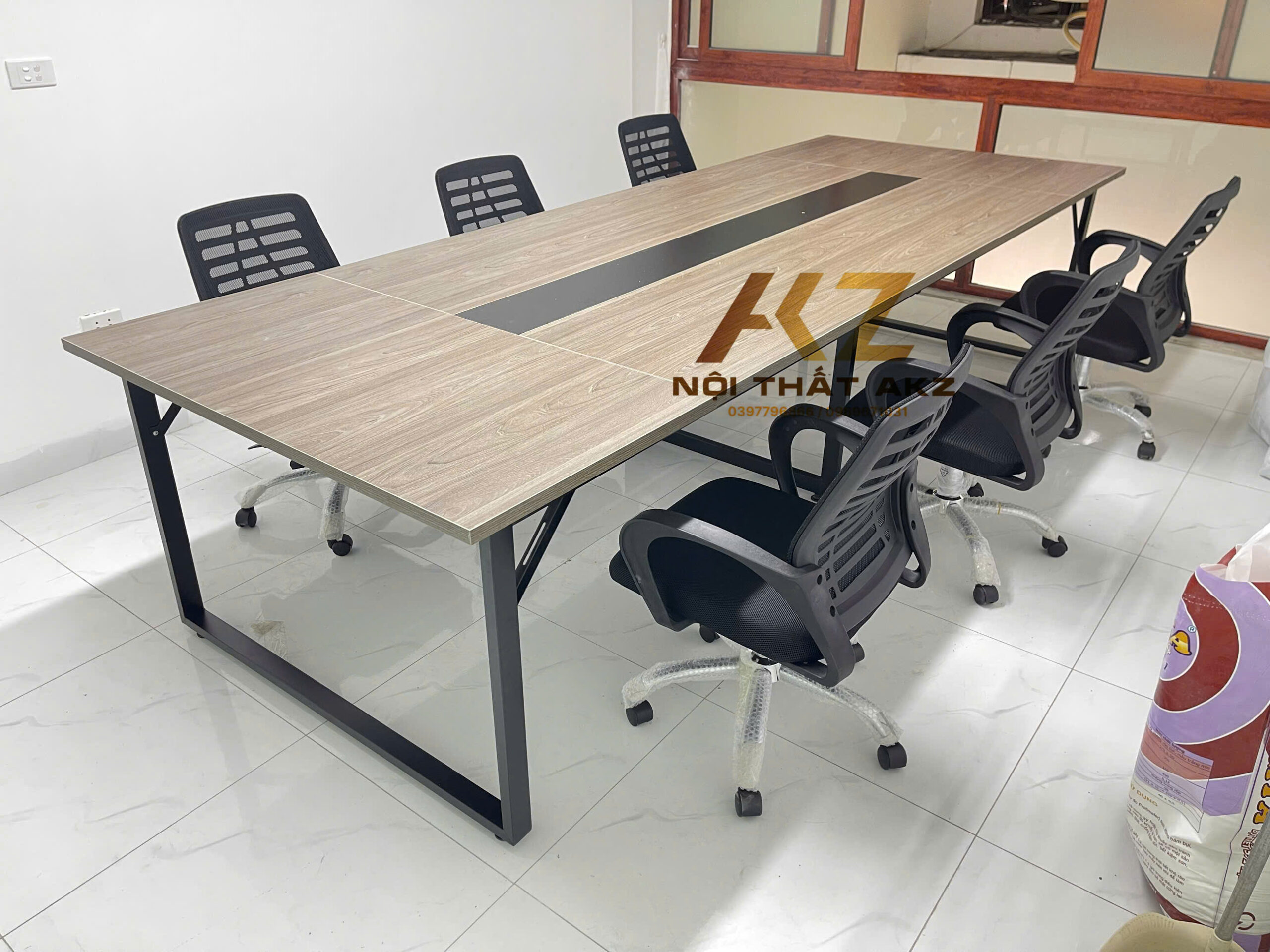 Bàn họp lớn chân sắt mặt gỗ mã BHKZ3212-1