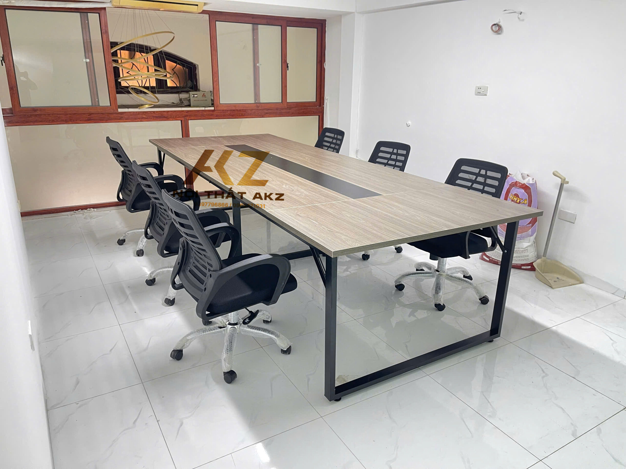 Bàn họp lớn chân sắt mặt gỗ mã BHKZ3212-3