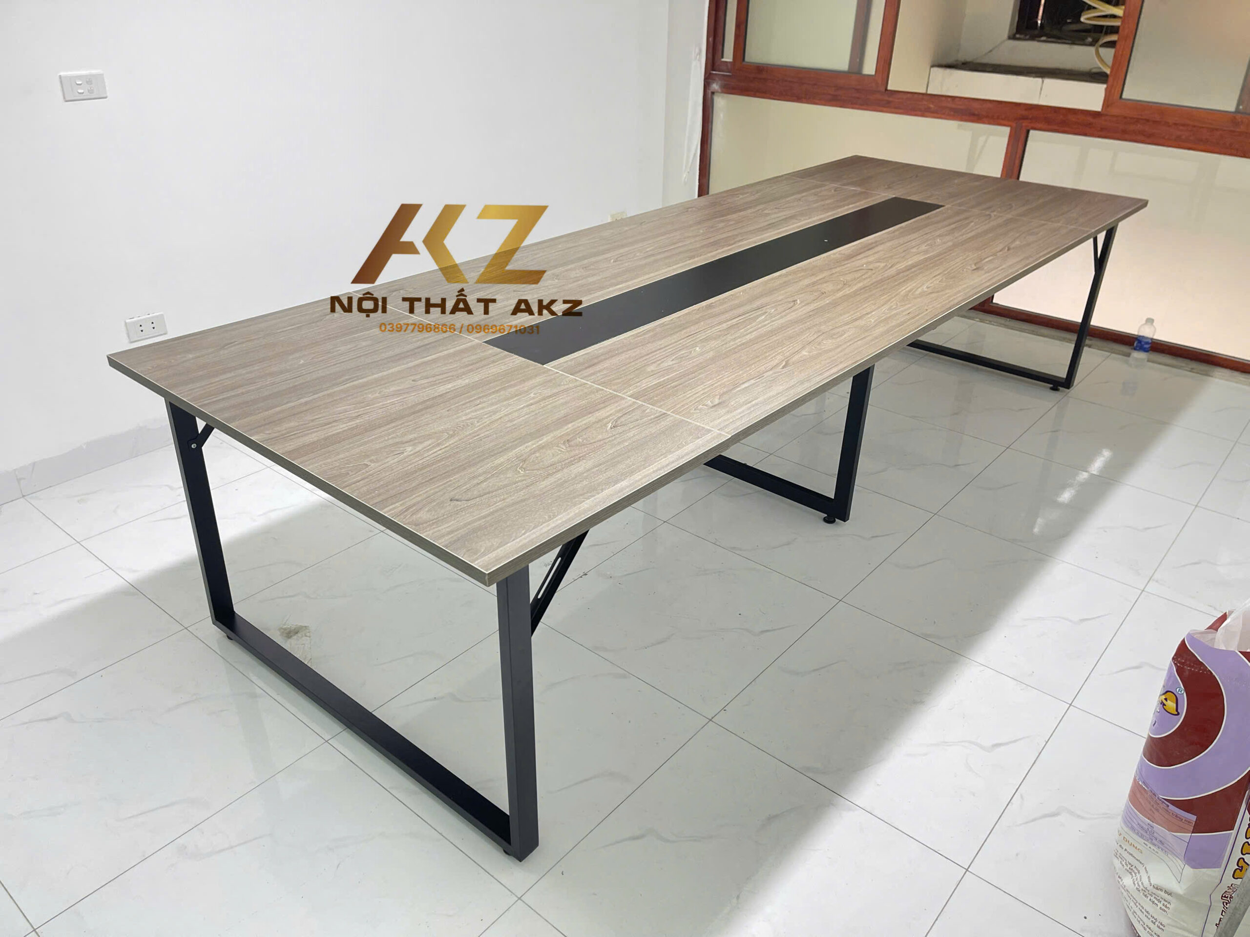 Bàn họp lớn chân sắt mặt gỗ mã BHKZ3212