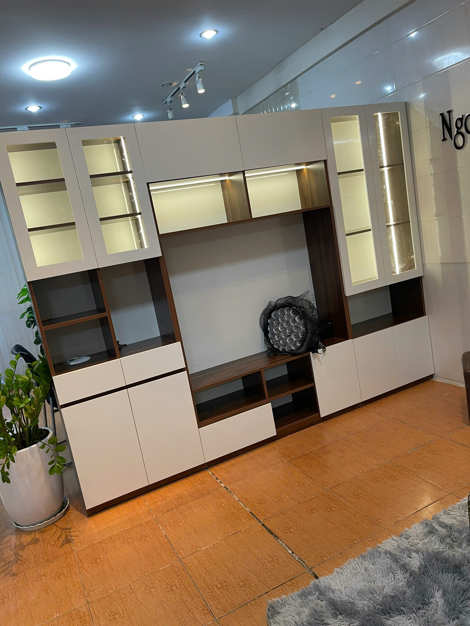Tủ kệ tivi gỗ cánh kính 3m để đồ trang trí phòng khách hiện đại KST79-2