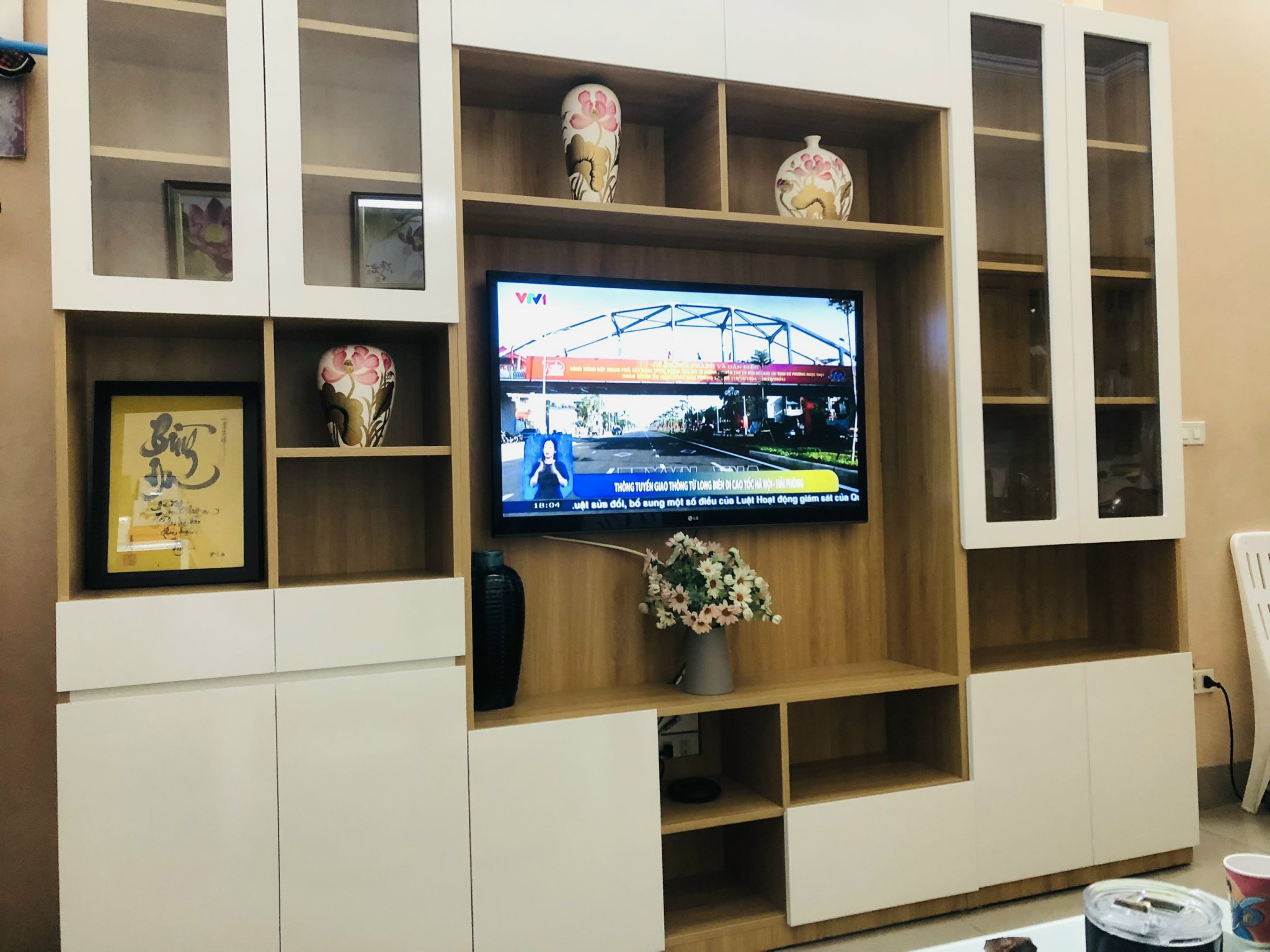Tủ kệ tivi gỗ cánh kính 3m để đồ trang trí phòng khách hiện đại KST79-3